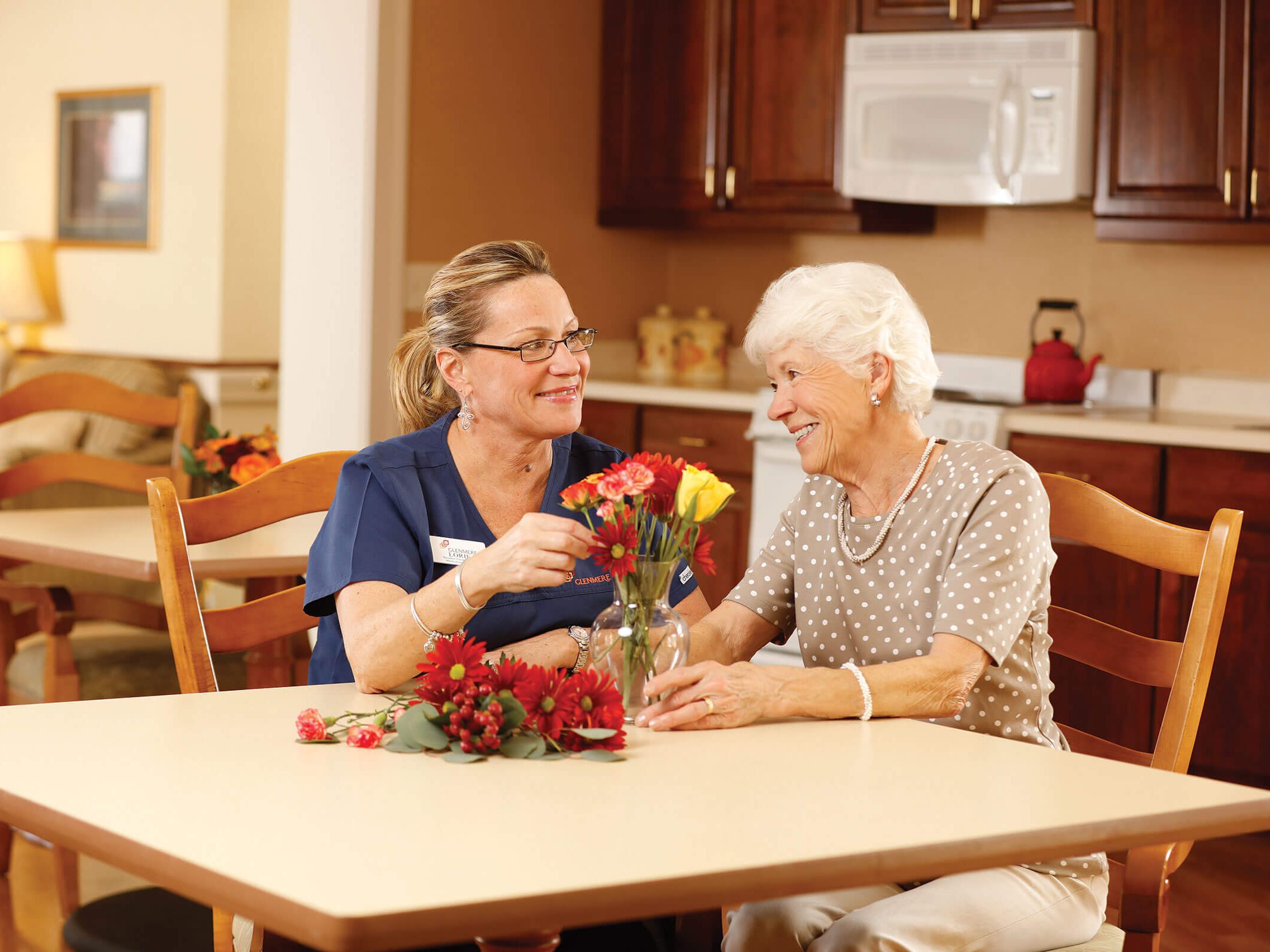 FSL employee and woman creating a floral bouquet.